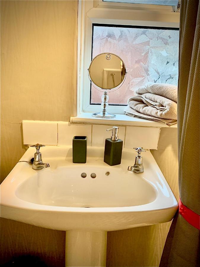 Double Room Bentilee Bucknall  Buitenkant foto
